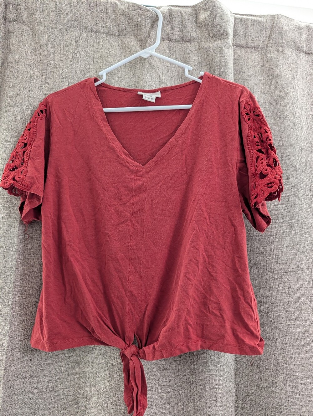 Womenβs Ariat V-Neck Short Sleeve Tie-Front Top in Dusty Rose